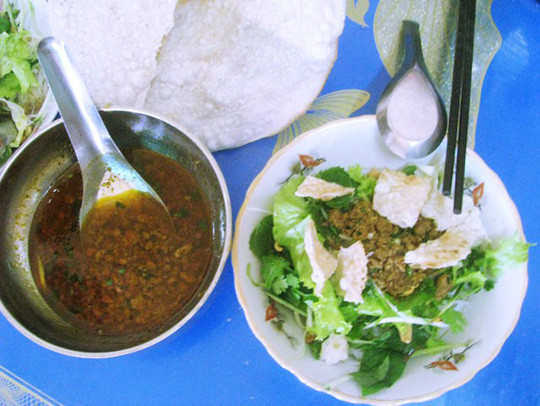 Phi hành tím cho thơm, cho cà chua vào xào, nêm vào 1 muỗng canh nước mắm, để nhỏ lửa cho cà chua chín nhừ, ra màu đỏ đẹp rồi đem đổ vào nồi nước dùng. 3 trái cà chua còn lại cắt làm 4, cho vào nồi nước dùng luôn. Nêm gia vị. Ảnh: nld.com.