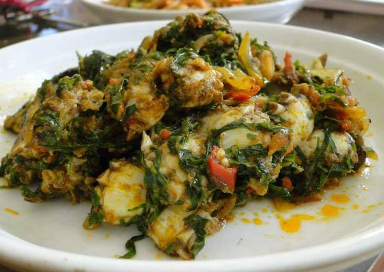 Lá lốt thái chỉ. Hành khô thái mỏng dọc củ. Ớt thái miếng, nếu sợ cay thì bỏ hạt. Mình con rạm lấy sống dao dần nhẹ cho mềm. Ướp với chút mắm. Phi hành với 3-4 muỗng canh mỡ nước cho, hành chuyển màu vàng nhạt, hạ nhỏ lửa, cho gạch rạm và ớt vào, nêm chút mắm, cho rạm vào rim, tăng lửa, rạm vừa chín thì hạ nhỏ lửa. Rạm sẽ tiết chút nước, rim đến khi cạn nước, cho lá lốt vào đảo chín thì tắt bếp. Ảnh: cookpad.com.