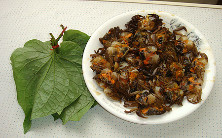 1. Rạm rim lá lốt. Nguyên liệu: Rạm, lá lốt, hành khô, ớt, mỡ nước, mắm. Rạm bóc mai, bỏ miệng, cắt hết chân. Chân rạm rất nhiều thịt, xay ra, lọc thịt đủ để nấu một bữa canh rau đay mướp ngon lành. Khơi lấy gạch rạm ở mai cho vào bát để riêng.