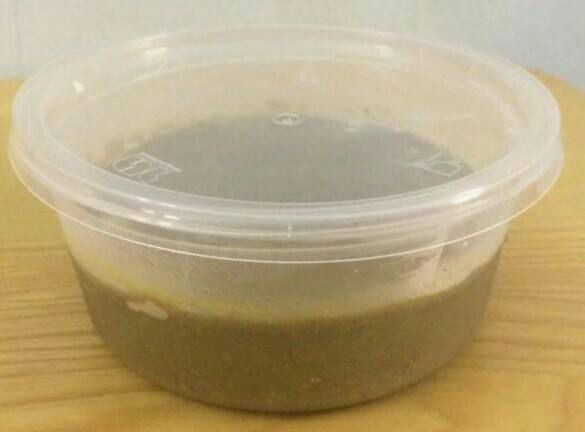 4. Bún riêu rạm. Nguyên liệu: Rạm, cà chua, bún, xà lách, rau thơm, tía tô, hoa chuối, giá, chanh, ớt, mắm tôm. Bóc mai rạm ra, khều gạch đỏ để riêng. Thân rạm bỏ hết chân đi rồi đem giã nát với vài hạt muối. Phi hành, xào phần gạch cua này với chút mắm, để đến lúc nấu nước bún xong mới đổ lên trên mặt nước. Ảnh: Sovifood.vn.