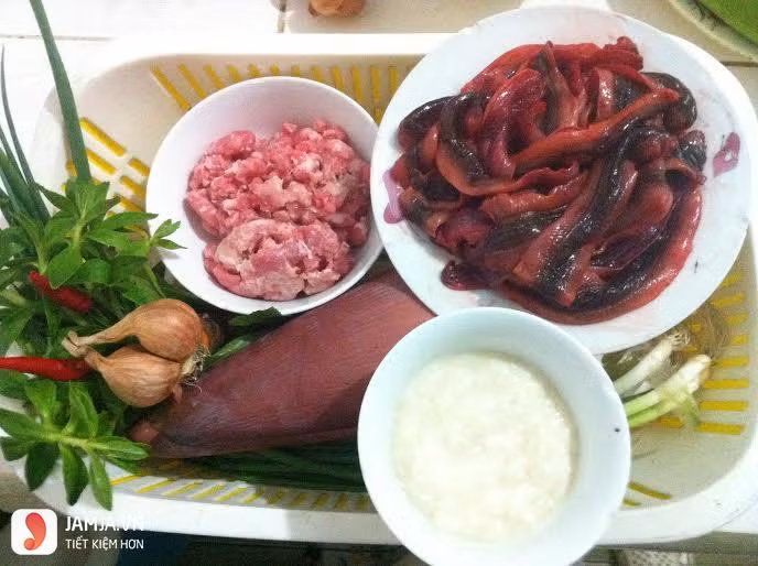 4. Lươn cuộn om hoa chuối. Nguyên liệu: Lươn, hoa chuối thái sẵn, lá lốt, chuối xanh, bột nêm, mỳ chính, mẻ, đường, mắm, tiêu, nghệ, nước dùng xương, ớt. Ảnh: Jamja.vn.