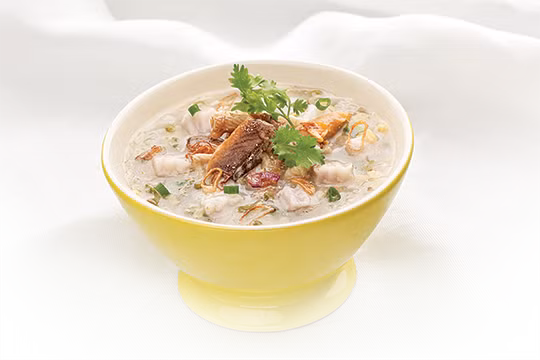 Phi thơm hành khô với chút dầu ăn, cho lươn đảo đều săn. Cho những nguyên liệu trên vào nồi cháo, thêm chút hành vào nêm vị cho vừa miệng. Ảnh: monngonmoingay.net.