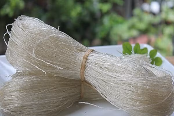 3. Miến lươn trộn lạc. Nguyên liệu: Lươn khô, giá đỗ, lạc rang, hành phi, rau răm, quất, nước tương. Ngâm miến ngập nước cho miến mềm. Giá đỗ rửa sạch, chần sơ qua nước sôi. Rau răm thái thật nhỏ, lạc giã dập, hành khô thái lát phi thơm. Ảnh: Monngon.tv.