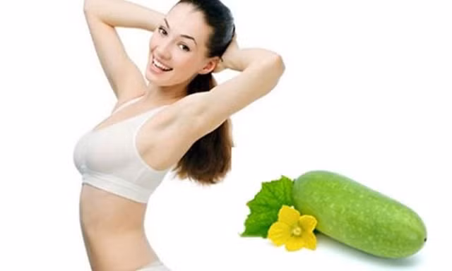 Gọt vỏ và ruột bí đao. Dùng máy ép lấy nước. Có thể cho thêm ít muối hoặc mật ong để thưởng thức. Sử dụng nước ép bí đao này trước bữa ăn để tạo cảm giác no lâu cho dạ dày. Ảnh: Tuvankhoe.com.