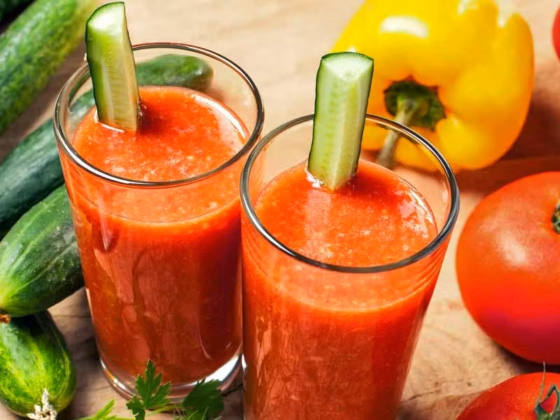 Bạn hãy xay lẫn cà chua và dưa chuột rồi lọc lấy nước uống. Có thể bổ sung thêm muối hoặc mật ong để thưởng thức hương vị tươi mát của loại nước uống này. Ảnh: emeraudespa.com.vn.