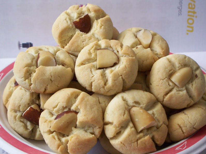 Cho ricotta cheese, đường, lòng đỏ, almond extract (nếu dùng) vào tô, đánh cho nhuyễn (khoảng 2 phút) rồi cho hạnh nhân bột vào dùng spatula trộn đều. Đánh lòng trắng đến khi đạt bông mềm thì dùng spatula trộn lòng trắng vào hỗn hợp hạnh nhân ở trên cho đều. Ảnh: dienmayxanh.com