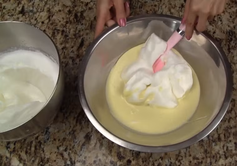 Cho ricotta cheese, đường, lòng đỏ, almond extract (nếu dùng) vào tô, đánh cho nhuyễn (khoảng 2 phút) rồi cho hạnh nhân bột vào dùng spatula trộn đều. Đánh lòng trắng đến khi đạt bông mềm thì dùng spatula trộn lòng trắng vào hỗn hợp hạnh nhân ở trên cho đều. Ảnh: dienmayxanh.com