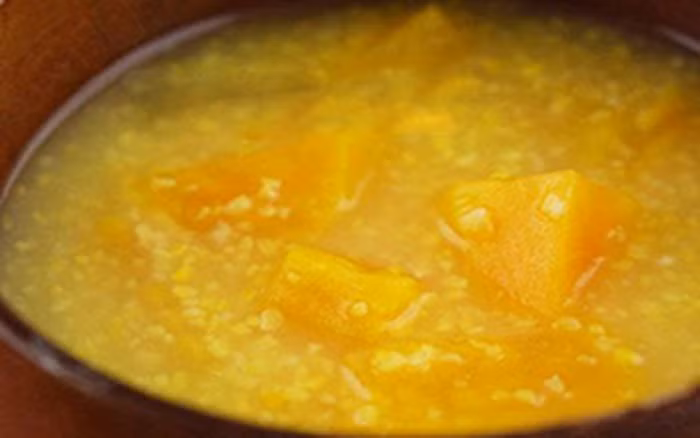 Gạo nếp ngon đem vo sạch. Cho ngô, khoai lang, gạo nếp vào nồi cơm điện hoặc nồi hầm. Thêm nước đến nửa nồi. Bật nồi đun khoảng 30 phút cho đến khi các nguyên liệu mềm nhừ. Ảnh: giadinh.net.vn.