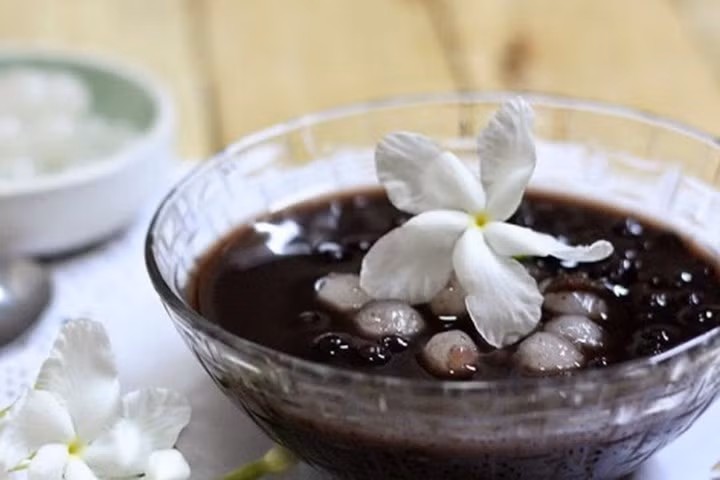 Cho chè ra cốc, thêm vào các hạt trân châu, dừa nạo hoặc dừa khô và 1-2 giọt dầu chuối vào để thưởng thức.