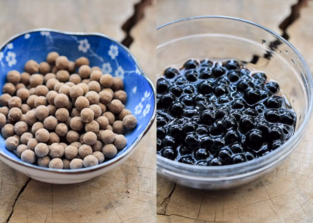 Cho đỗ đen vào nồi cơm điện, đổ nước ngập đậu chừng 2 đốt ngòn tay. Đậy nắp nồi và nhấn nút cook (nấu). Sau 20 phút, sẽ có mùi đậu đen tỏa ra và nồi đậu đen đang sôi thì bạn rút phích cắm của nồi cơm điện khoảng 30 phút.