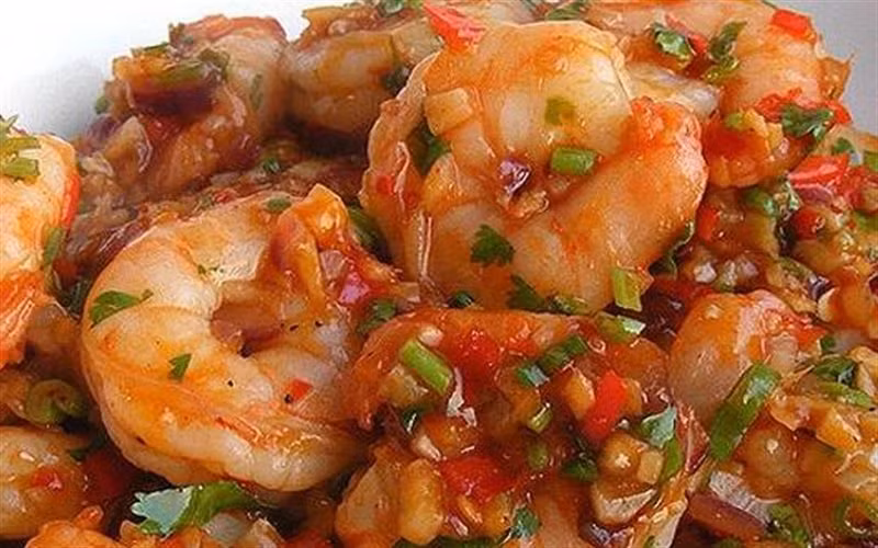 Đổ sốt vào chảo tôm, đảo đều đến khi sốt quện đều, keo lại là được. Cho tôm ra đĩa, rắc hạt tiêu, dùng nóng. Ảnh: Cooky.vn.