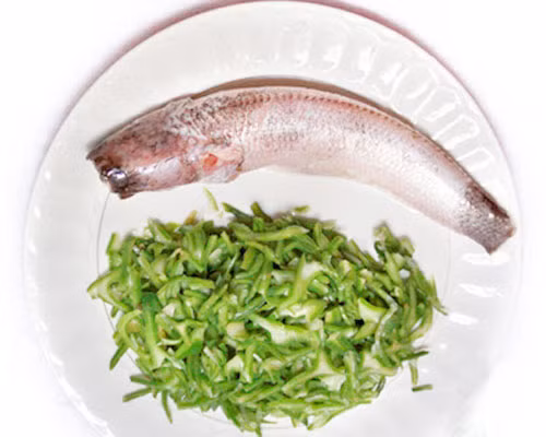 Cho cá lóc và cả xương rồng, đổ vào một chén nước, lửa liu riu nấu gần cạn nước, cá chín là tắt lửa. Ăn hết cá, xương rồng. Ăn 5 ngày liên tiếp như vậy là xong một liều điều trị. Ảnh: chuadaucotsong.vn. (Thông tin trong bài chỉ mang tính chất tham khảo, trước khi sử dụng bài thuốc, vui lòng hỏi ý kiến bác sĩ).