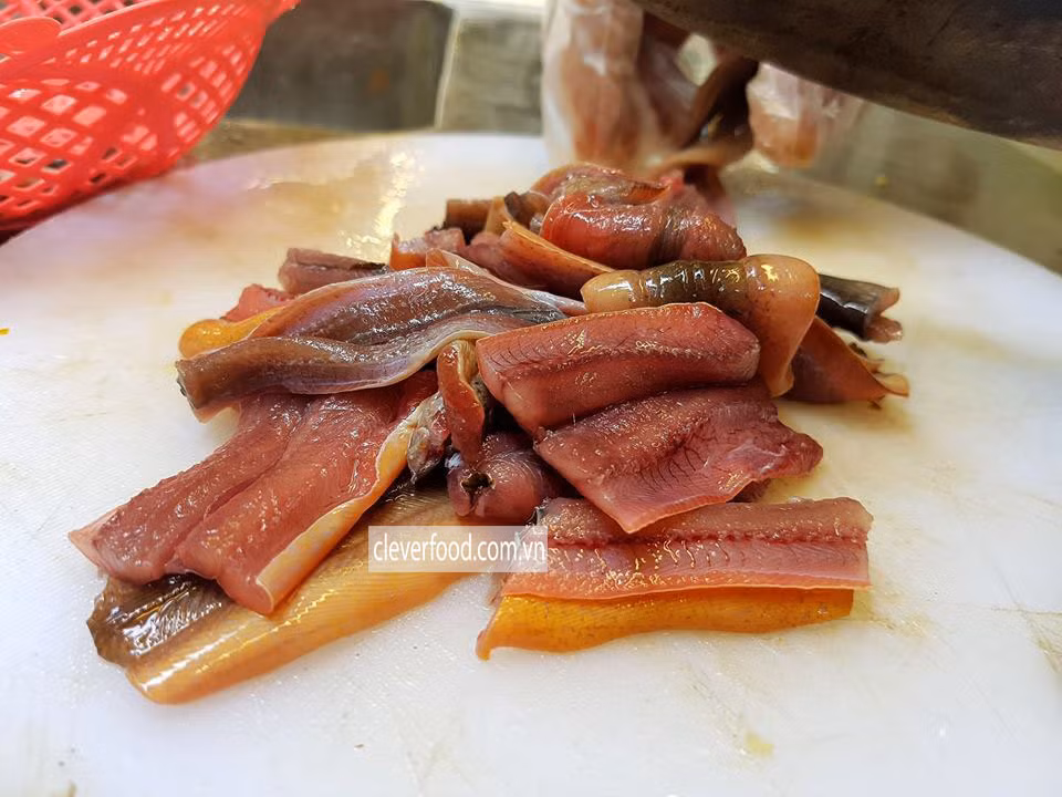 Gỡ lấy thịt, bỏ phần ruột đi. Phần xương xay rồi lọc lấy nước cốt, bỏ bã. Hấp chín hạt sen với bí đỏ rồi xay nhuyễn với 1/3 chén nước. Ảnh: sendaiviet.vn.