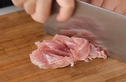 3. Gà chiên xóc muối ớt. Nguyên liệu: Thịt đùi gà, húng quế, bột năng, xì dầu, muối, tiêu, bột nêm, gia vị khác. Thịt đùi gà lọc bỏ xương, rửa lại sạch sẽ, sau đó thái miếng vừa ăn. Ảnh: eva.vn.