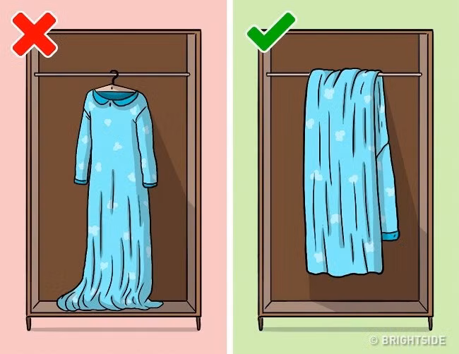 5. Treo những chiếc váy dài lên móc: Váy và chân váy có độ dài chạm đất nên được treo vắt ngang trên thanh treo đồ thay vì treo lên móc. Bằng cách này, bạn sẽ không phải là đồ thường xuyên, váy sẽ giữ được độ phẳng phiu. Ảnh: baomoi.com.
