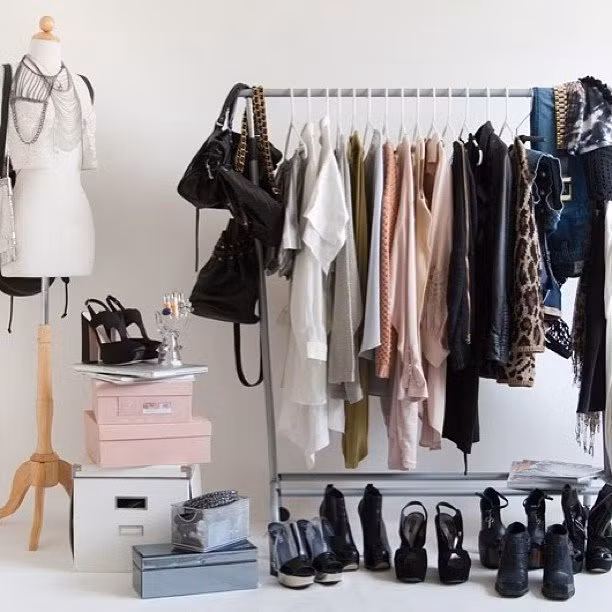 Móc áo cũng phải tùy thuộc vào trọng lượng của đồ. Không nên treo những chiếc áo khoác lông cồng kềnh hay áo khoác da nặng chình chịch trên chiếc móc quá nhỏ. Không nên treo những chiếc váy làm từ chất liệu mềm mỏng trên móc gỗ vì móc gỗ khi cũ bị xù xì có thể làm xước vải. Ảnh: popsugar.com.