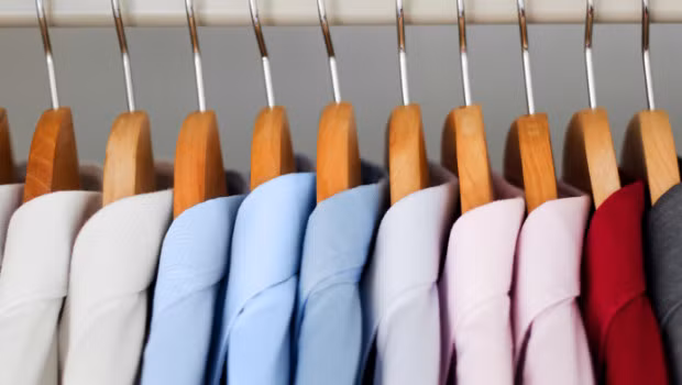 1. Chọn móc treo đồ không phù hợp: Nếu bạn treo khoảng 5-7 chiếc sơ mi hay áo khoác chồng lên nhau nhưng như thế sẽ khiến quần áo không thể "thở được" và bị biến dạng. Ảnh: mocquanao.com.