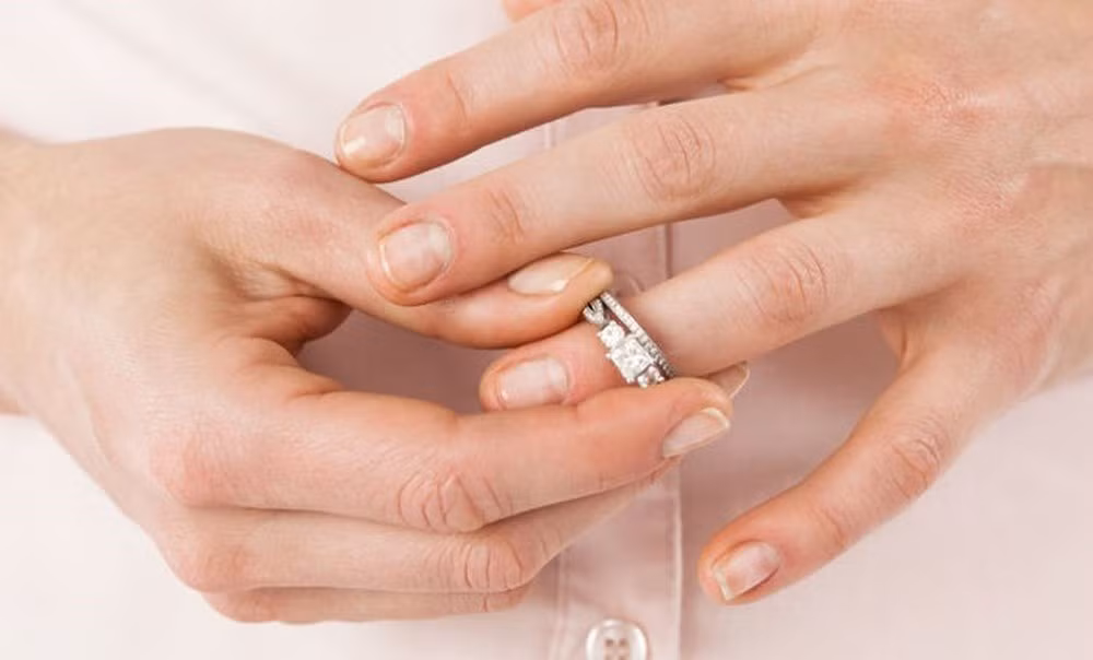 4. Cởi bỏ hết trang sức. Nhẫn hoặc bông tai đeo ban đêm có thể gây kích ứng da hoặc dị ứng từ các nguyên liệu vàng bạc. Bên cạnh đó, đeo trang sức có thể khiến các chị vô tình làm tổn thương chồng hoặc bụng bầu. Ảnh: baomoi.com.