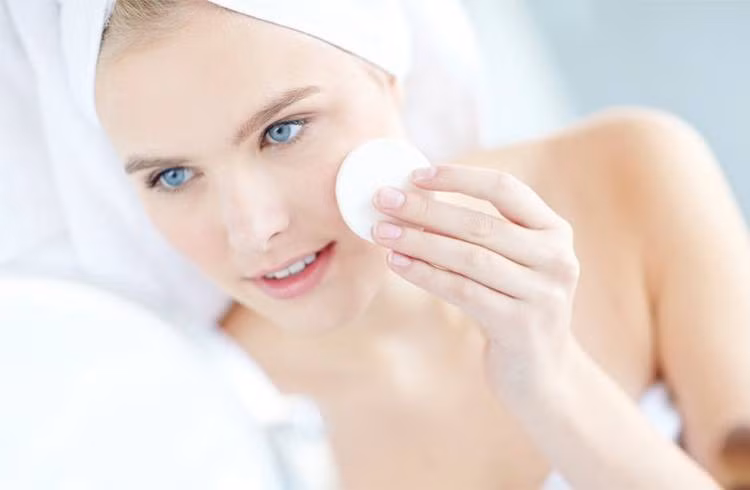 4 thứ cần cởi ra. 1. Tẩy trang triệt để. Các lớp trang điểm bám bụi bẩn và dầu nhờn tích tụ, để qua đêm sẽ khó rửa sạch, dẫn đến các lỗ chân lông bị bị kín, da nổi mụn. Hơn nữa son cũng dễ dàng đi qua đường miệng vào bên trong cơ thể, các tạp chất trong son sẽ gây hại cho thai nhi. Ảnh: cachxoanepnhanvungmat.wordpress.com.