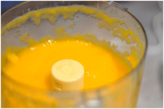 Cách 3. Nguyên liệu: Xoài, sữa chua, nước đường, khuôn kem. Đầu tiên bạn cắt xoài thành các miếng nhỏ, cho thêm 1 muỗng canh nước đường vào máy xay nhuyễn. Đổ xoài vào một bát tô, cho thêm 1/3 cốc sữa chua vào đảo đều. Ảnh: toinayangi.vn.