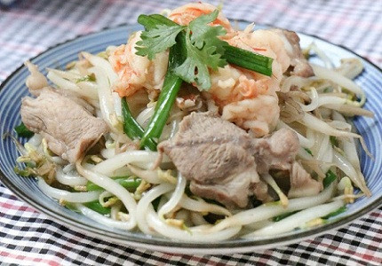 Cho phần giá đỗ vào, để lửa lớn, đảo đều, nên nếm cho vừa miệng. Đảo tiếp tầm một phút thì cho hành lá cắt khúc vào đảo vài giây sau thì tắt bếp. Ảnh: Lamsao.com.