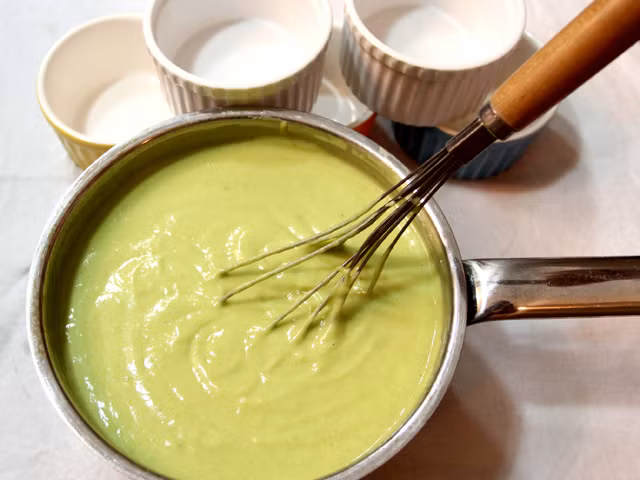 Dùng một miếng vải cotton mềm miết nhẹ, đợi khô thì lột ra. Sau khi tẩy, rửa lại chân với nước ấm và thoa kem dưỡng. Thực hiện 2-3 lần/tuần để đạt hiệu quả tốt nhất. Ảnh: trietlongvinhvien.vn.