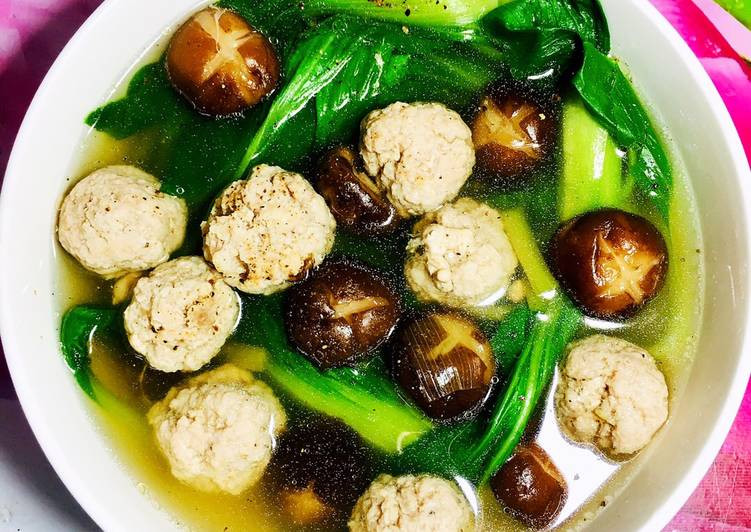 Phi thơm ít đầu hành lá xào nấm, nêm gia vị. Cho lượng nước đủ dùng, vo tròn thịt cho vào nấu. Nước sôi vài lượt hớt bỏ bọt, nêm lại vừa ăn. Cho rau vào, nước sôi bùng lên lần nữa. Tắt bếp. Ảnh: cookpad.com.