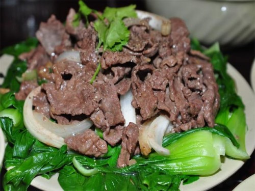 Cho mỡ vào chảo để sôi, phi thơm tỏi, cho thịt bò vào đảo đều, xúc ra. Cho thêm mỡ để sôi, cho cuống cải vào đảo gần chín, cho tiếp lá cải, nêm vừa mắm muối, mì chính, cho thịt bò vào, đảo đều. Xúc ra đĩa ăn nóng. Ảnh: doisongphapluat.com.