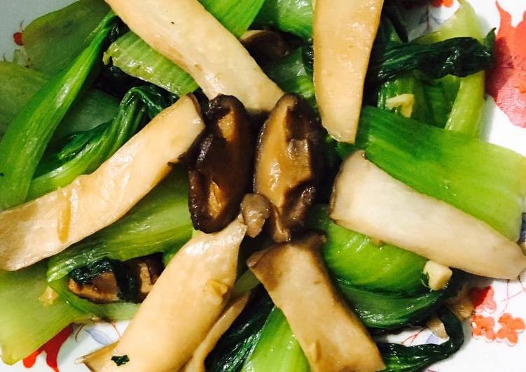 Cải chíp luộc sơ, vớt ra để ráo. Phi thơm tỏi, cho nấm đùi và vào xào sơ rồi cho nấm hương vào cùng. Cho cải chíp vào đảo thêm 1 phút. Nếu rau chưa chín thì cho thêm nước vào, nêm nếm gia vị cho vừa miệng. Cải chíp, nấm đùi và nấm hương đã chín đều thì tắt bếp, cho ra đĩa thưởng thức. Ảnh: cookpad.com.