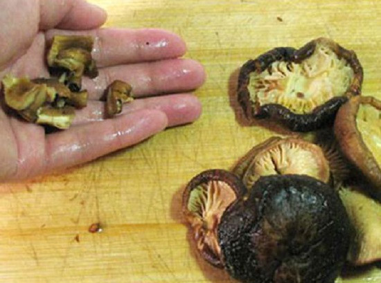 1. Cải chíp xào tỏi, nấm hương, nấm đùi gà. Nguyên liệu: Cải chíp, nấm đùi gà, nấm hương khố, tỏi, bột canh. Cải chíp, nấm đùi gà rửa sạch ngâm nước muối; Nấm hương khô ngâm nở. Sau đó thái nấm đùi gà, rắc chút bột canh cho ngấm. Tỏi bóc vỏ, băm nhỏ. Ảnh: toinayangi.vn.