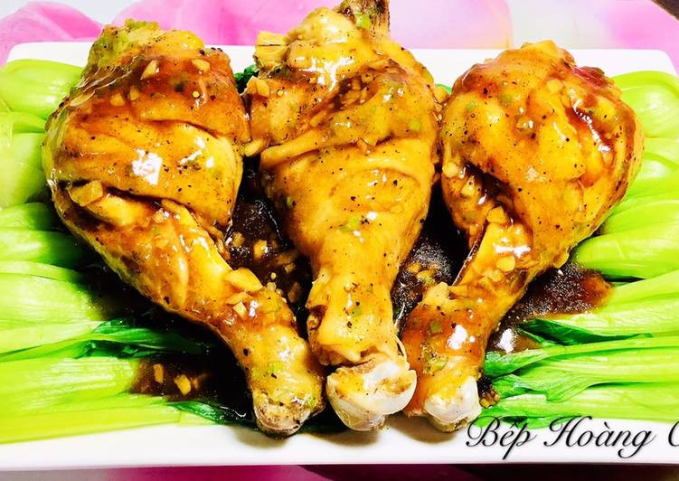 Rửa sạch rau, cho ít muối vào nước nấu sôi chần sơ rau, vớt ra để ráo. Phi thơm tỏi băm nhỏ cho dầu hào, đường, tiêu, ít nước. Nêm lại vừa ăn, nước sốt sền sệt là được. Cho rau và gà ra dĩa, cho nước sốt lên trên. Ảnh: cookpad.com.