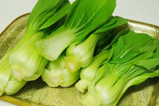 4. Cải chíp xào thịt bò. Nguyên liệu: Bó cải chíp, thịt bò, tỏi, nước mắm, muối, mì chính. Cải chíp cắt bỏ rễ, bỏ lá già, rửa sạch, thái vát cuống và lá để riêng. Tỏi bóc vỏ đập dập. Thịt bò thái miếng mỏng ngang thớ, ướp muối, tỏi. Ảnh: monngontuthit.wordpress.com.