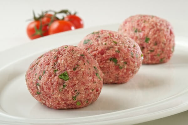 3. Canh cải chíp thịt viên nấm. Nguyên liệu: Cải thìa, thịt nạc, nấm hương tươi. Ướp thịt với hạt nêm, ít tiêu, đầu hành lá băm nhỏ. Nấm ngâm muối rửa sạch, cắt bỏ gốc. Ảnh: monngon.tv.