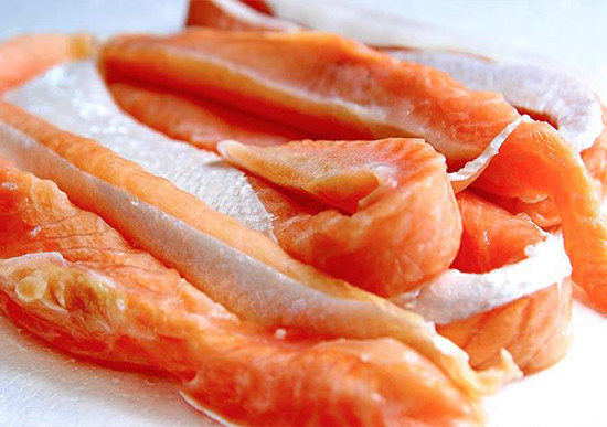 3. Lườn cá hồi kho nước dừa xiêm. Nguyên liệu: Lườn cá hồi, tiêu xanh, nước dừa tươi, tỏi, ớt, gừng, gia vị, muối, tiêu, đường, nước mắm. Sơ chế lườn cá hồi: rửa sơ với dấm muối hoặc rượu gừng. Để ráo. Cắt miếng vừa ăn. Ướp muối tiêu 15 phút cho thấm. Ảnh: Homefarm.com.