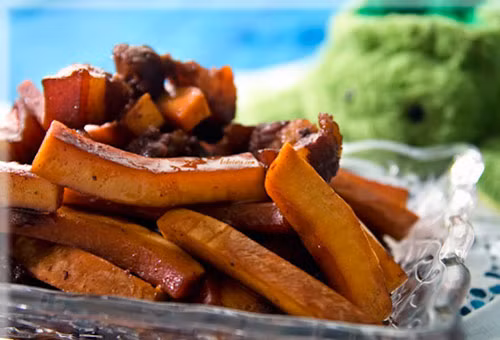 Trút thịt và dừa đã ướp vào đảo đều, nêm nếm cho vừa miệng. Đun đến khi cạn nước, thịt chín mềm, dừa ngấm gia vị thì bắc xuống, ăn với cơm nóng. Ảnh: monngondelam.net.