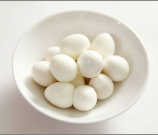 2. Thịt bọc trứng cút kho dừa xiêm. Nguyên liệu: Giò sống, thịt xay nhuyễn, trứng cút luộc, nước dừa xiêm và gia vị. Giò sống, thịt xay trộn cùng hạt nêm, muối, đường, tiêu, hành củ băm nhuyễn sau đó bọc trứng cút đem chiên vàng. Ảnh: Taymay.vn.