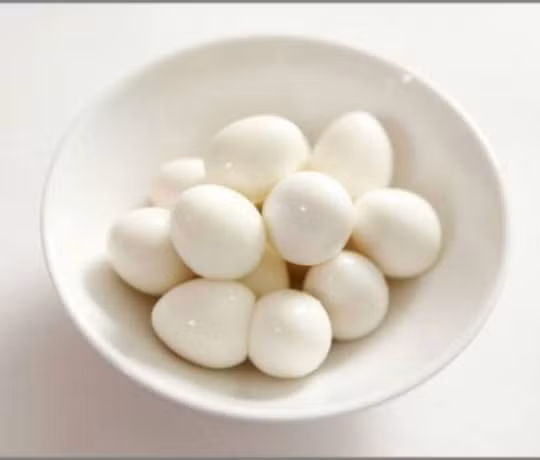 2. Thịt bọc trứng cút kho dừa xiêm. Nguyên liệu: Giò sống, thịt xay nhuyễn, trứng cút luộc, nước dừa xiêm và gia vị. Giò sống, thịt xay trộn cùng hạt nêm, muối, đường, tiêu, hành củ băm nhuyễn sau đó bọc trứng cút đem chiên vàng. Ảnh: Taymay.vn.