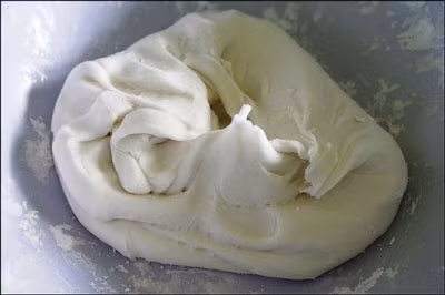 1. Chè bột lọc bọc thịt quay. Nguyên liệu: Bột lọc, thịt heo quay, gừng, đường, muối. Cắt thịt heo quay thành hạt lựu, gừng gọt vỏ và cắt sợi nhỏ và trộn vào nhau.Cho thịt quay và gừng đã thái sợi vào chảo, thêm một ít đường đun nhỏ lửa và đảo đều tay khoảng 5 -10 phút rồi tắt bếp. Ảnh: vietnameconomicnews.com.