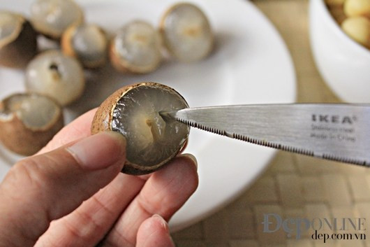 2. Chè nhãn bọc hột sen. Nguyên liệu: Sen tươi, nhãn tươi, đường phèn. Hạt sen lột vỏ và bỏ tim sen, ngâm với nước lạnh cho trắng. Cho hạt sen luộc chín, vớt hạt sen ra và để ráo.