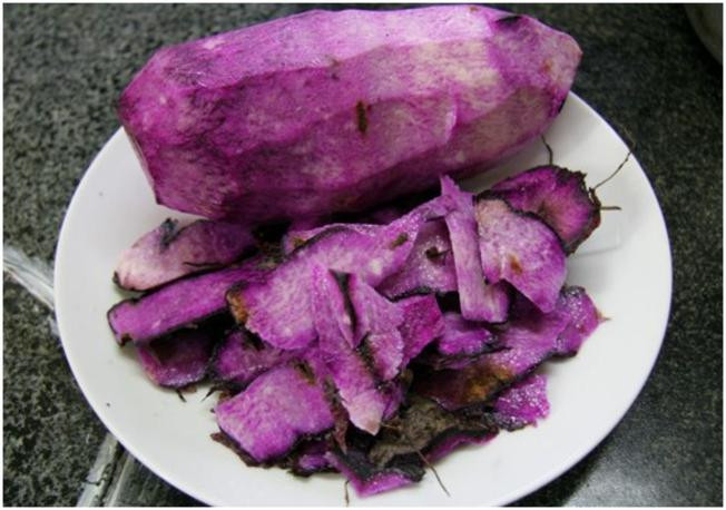 3. Chè khoai tía. Nguyên liệu: Khoai tía, đường trắng, vani, muối hột. Khoai tía gọt sạch vỏ, rửa sạch, cắt thành miếng nhỏ. Nấu chín với lượng nước vừa phải. Để nhỏ lửa khoảng 15 phút để khoai chín từ từ. Ảnh: Vntrip.vn.