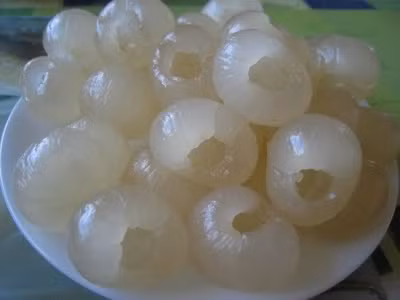 Nhãn tươi lột vỏ, bỏ hạt, giữ nguyên cùi. Nhẹ nhàng dùng mũi dao nhọn để khéo léo tách phần cùi nhãn ra khỏi hột mà không được làm cùi nhãn bị vỡ. Ảnh: benhduongtieuhoa.com.