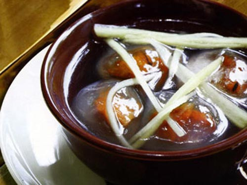 Vo bột lọc thành từng viên nhỏ vừa ăn và nhét thịt quay vào giữa và vo tròn. Đun sôi một ít nước vừa ăn, sau đó cho đường vào tùy theo khẩu vị của bạn, khuấy cho đến khi đường tan hết thì bạn cho bột lọc đã bọc nhân vào và đun sôi cho đến khi bột lọc trong nổi trên mặt nước là được. Ảnh: nhahangmonhue.vn.