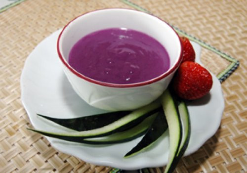 Khoai chín đem tán nhuyễn hoặc cho vào máy xay sinh tố xay mịn. Sau đó cho đường và va ni vào, trộn đều. Cho vào một chút muối để vị thêm đậm đà. Đun sôi. Có thể ăn nóng hoặc lạnh. Khi ăn cho lên bề mặt chút nước cốt dừa tùy thích. Ảnh: monngonviet.net.