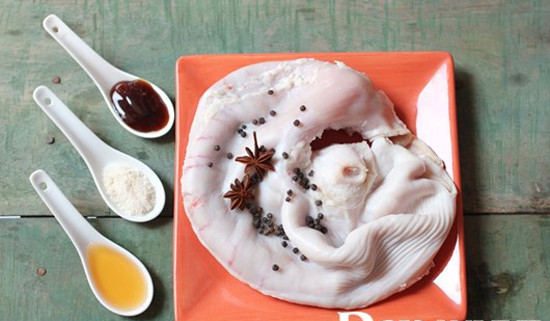 7. Dạ dày lợn, hồ tiêu trắng. Dùng 15g hồ tiêu trắng, 1 chiếc dạ dày lợn. Cho hồ tiêu đã nghiền nhỏ ướp cùng dạ dày lợn và ninh nhỏ lửa. Ăn 3 ngày 1 lần. Món ăn bài thuốc chữa bệnh đau dạ dày dạng hàn. Ảnh: doisongphapluat.com. (Thông tin trong bài chỉ mang tính chất tham khảo. Trước khi sử dụng bài thuốc, vui lòng hỏi ý kiến bác sĩ).