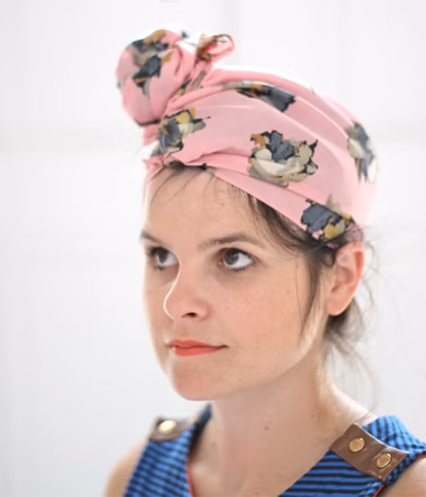 Thắt nút tạo búi tóc vui nhộn bằng khăn giấy và khâu. Cột tóc của bạn để tạo thành một búi tóc lệch về một bên trên đầu và bọc toàn bộ tóc trong một chiếc khăn sau đó buộc khăn lệch về phía trên đầu. Kiểu tóc vui nhộn này hợp với người trẻ tuổi và vào mùa hè. Ảnh: showbizvn.com.