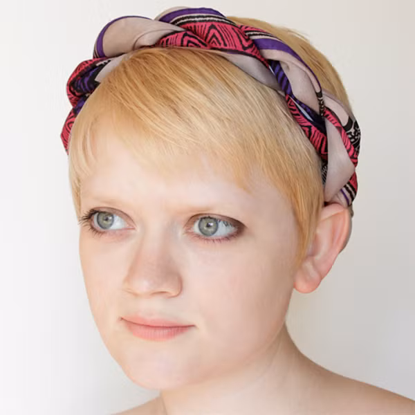 Để có được một chiếc băng đô chỉ cần xoay gập chiếc khăn lại thành hình xoắn để vừa vặn với mái tóc. Vậy là chiếc băng đô này đã trang hoàng lên cho mái tóc bạn "sinh động" gấp 10 lần rồi. Ảnh: showbizvn.com.