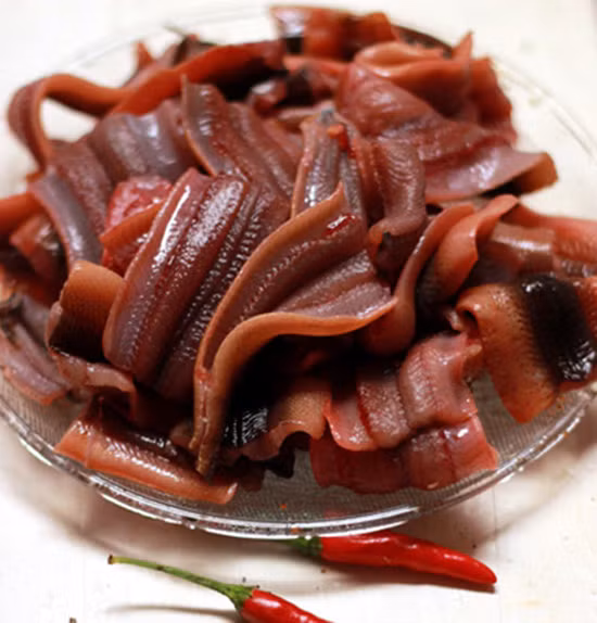 3. Lươn cuốn sả. Nguyên liệu: Thịt nạc vai, lươn, sả, hành khô, bột năng, nước mắm, hạt nêm, hạt tiêu, dầu ăn. Sả rửa sạch cắt đôi thành khúc chừng 15cm. Bóc bớt lớp vỏ bên ngoài cho dễ cuốn. Lấy 2 củ sả cùng 2 củ hành khô thái nhỏ rồi cho vào máy xay nhuyễn. Ảnh: vietgle.vn.