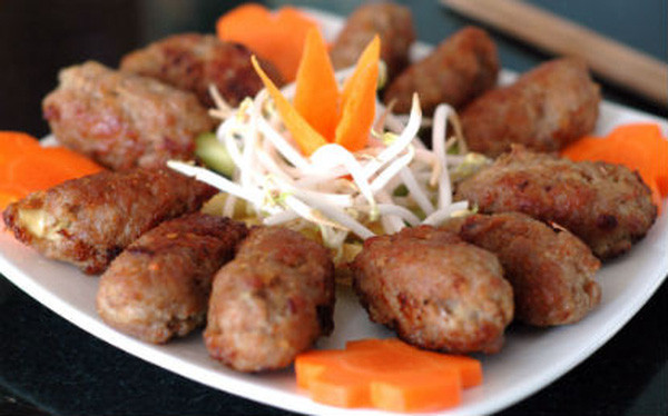 Trộn thịt với sả, hành khô, 2 thìa café hạt nêm, 2 thìa café nước mắm, hạt tiêu, 1 thìa canh bột năng để vào ngăn mát tủ lạnh 30 phút. Dùng thịt cuốn quanh củ sả và nắm thật chặt. Cho dầu vào chảo chiên thịt đến khi vàng, gắp ra giấy thấm dầu cho ráo. Ảnh: aFamily.vn.