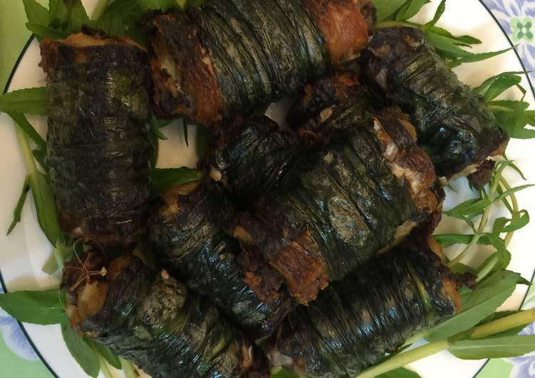 Trộn bột nêm, mộc nhĩ , tiêu vào thịt băm, sau đó cho vào giữa khúc lươn đã lóc xương. Sau khi cho thịt vào giữa lươn, gói lại bằng lá xương sông và buộc lạt hoặc lá hành lá. Chiên nhỏ lửa và không cần nhiều dầu lắm. Vậy là chiên xong sau khoảng 10 phút chiên nhỏ lửa. Cắt lạt và khi ăn chấm với tương ớt hoặc mắm me đều ngon. Ảnh: cookpad.com.