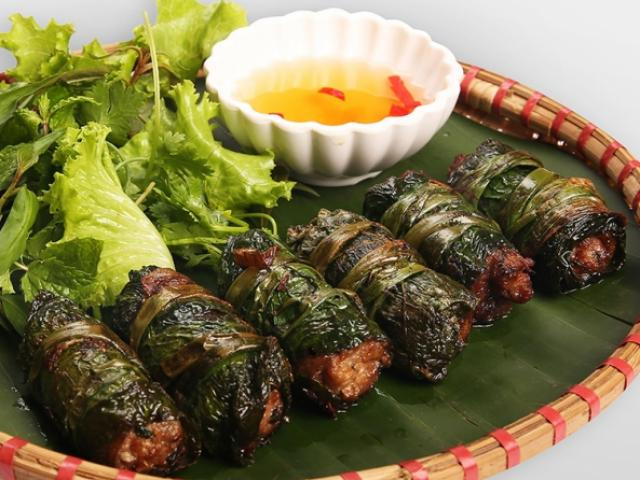 Đặt chảo lên bếp đợi chảo khô thì cho dầu ăn vào. Chờ dầu sôi thì cho chả vào rán đều các mặt. Khi rán nhớ vặn nhỏ lửa để chả không bị cháy. Ảnh: 24h.com.vn.